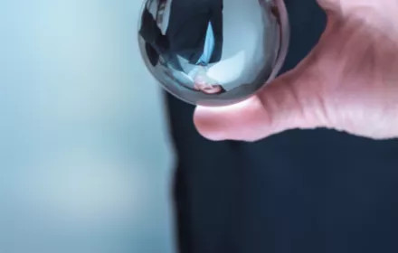Osoba trzymająca szklaną kulę | Link do strony: Sprawozdanie z przejrzystości